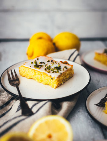 Der beste Zitronenkuchen – Rezept für super einfachen Zitronenkuchen vom Blech. Lockerer Rührteig verwandelt sich in einen genial saftigen und fluffigen Kuchen mit tollem Zitronenaroma. Ganz einfach zu backen und so lecker! | moeyskitchen.com