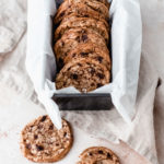 Rezept für knusprige Shortbread Chocolate Chip Cookies. Wenn mürbes Shortbread auf knackige Schokostücke trifft, entstehen diese leckeren, knusprigen Kekse. Aus wenigen Zutaten einfach zubereitet und schnell gebacken – mit dunkler Schokolade und Meersalz echtes Comfort Food für die Seele! | moeyskitchen.com