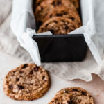 Rezept für knusprige Shortbread Chocolate Chip Cookies. Wenn mürbes Shortbread auf knackige Schokostücke trifft, entstehen diese leckeren, knusprigen Kekse. Aus wenigen Zutaten einfach zubereitet und schnell gebacken – mit dunkler Schokolade und Meersalz echtes Comfort Food für die Seele! | moeyskitchen.com