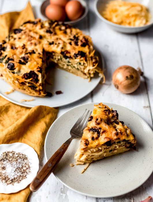 Rezept für herzhaften Spaghetti-Kuchen. Vegetarischer Nudelauflauf mit frischem Spinat und getrockneten Tomaten. Gebacken in einer Spingform und serviert in Form von Kuchenstücken | moeyskitchen.com