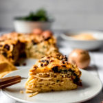 Rezept für herzhaften Spaghetti-Kuchen. Vegetarischer Nudelauflauf mit frischem Spinat und getrockneten Tomaten. Gebacken in einer Spingform und serviert in Form von Kuchenstücken | moeyskitchen.com