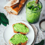 Bärlauch-Butter ist ein echter Klassiker im Frühling. Die Bärlauch-Saison ist zwar nur kurz, doch Bärlauch-Butter lässt sich ganz schnell und unkompliziert auf Vorrat zubereiten. So lässt sie sich den ganzen Sommer über zum Beispiel zum Grillen servieren. Hier verrate ich euch mein blitzschnelles Rezept mit nur wenigen Zutaten für leckere Bärlauch-Butter – als Rezept aus dem Thermomix aber natürlich auch zur Zubereitung ohne Küchenmaschine | moeyskitchen.com