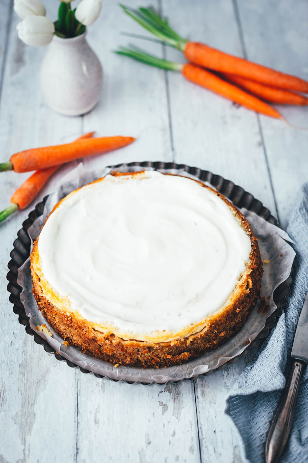 Mein leckerer Carrot Cake Cheesecake für die Oster-Feiertage vereint gleich zwei Klassiker in einem: cremigen Käsekuchen und saftigen Möhrenkuchen. Wer Rüblitorte mag und Cheesecake liebt, wird auch an diesem Kuchen nicht vorbei kommen. Schmeckt nicht nur zu Ostern! | moeyskitchen.com