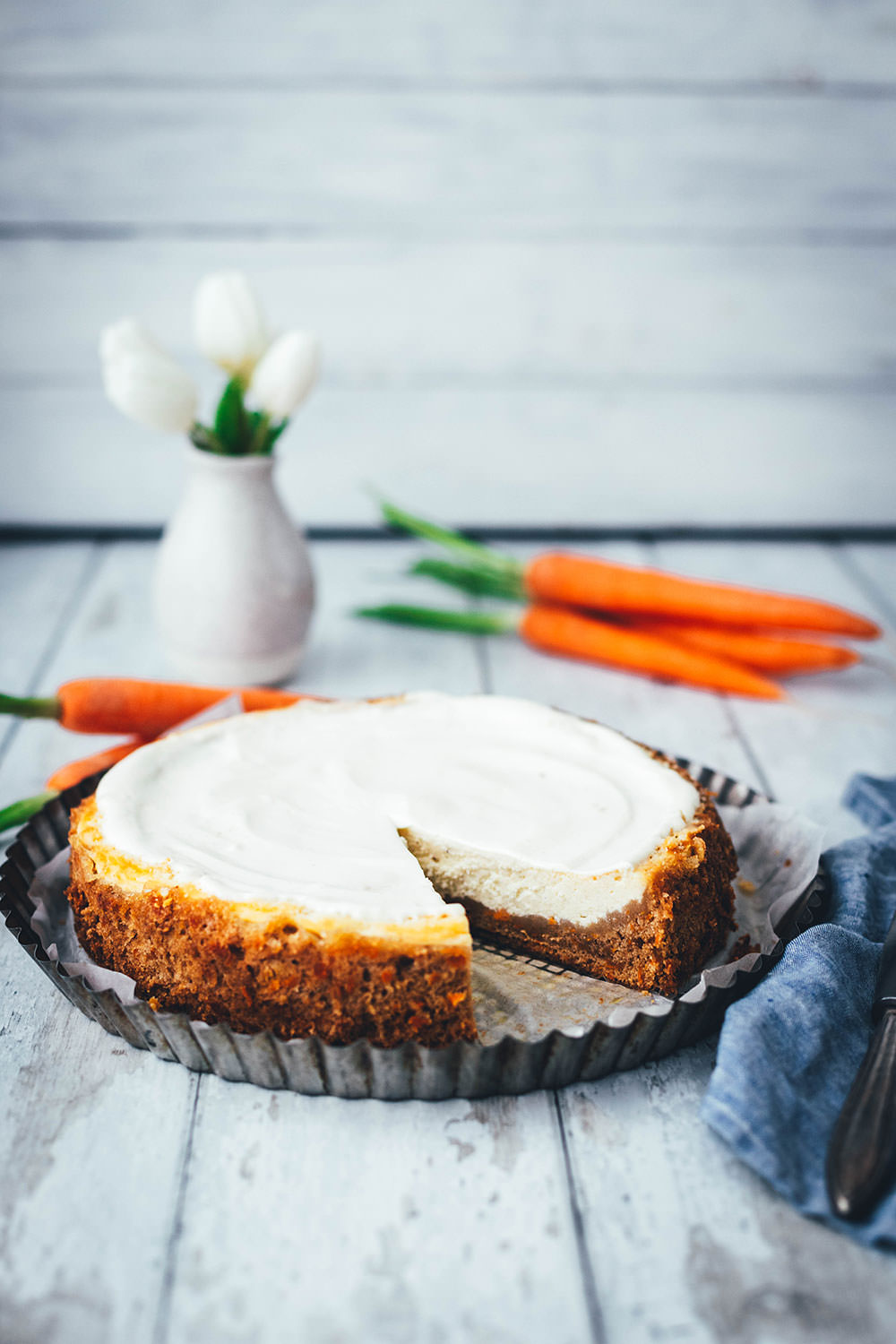 Mein leckerer Carrot Cake Cheesecake für die Oster-Feiertage vereint gleich zwei Klassiker in einem: cremigen Käsekuchen und saftigen Möhrenkuchen. Wer Rüblitorte mag und Cheesecake liebt, wird auch an diesem Kuchen nicht vorbei kommen. Schmeckt nicht nur zu Ostern! | moeyskitchen.com