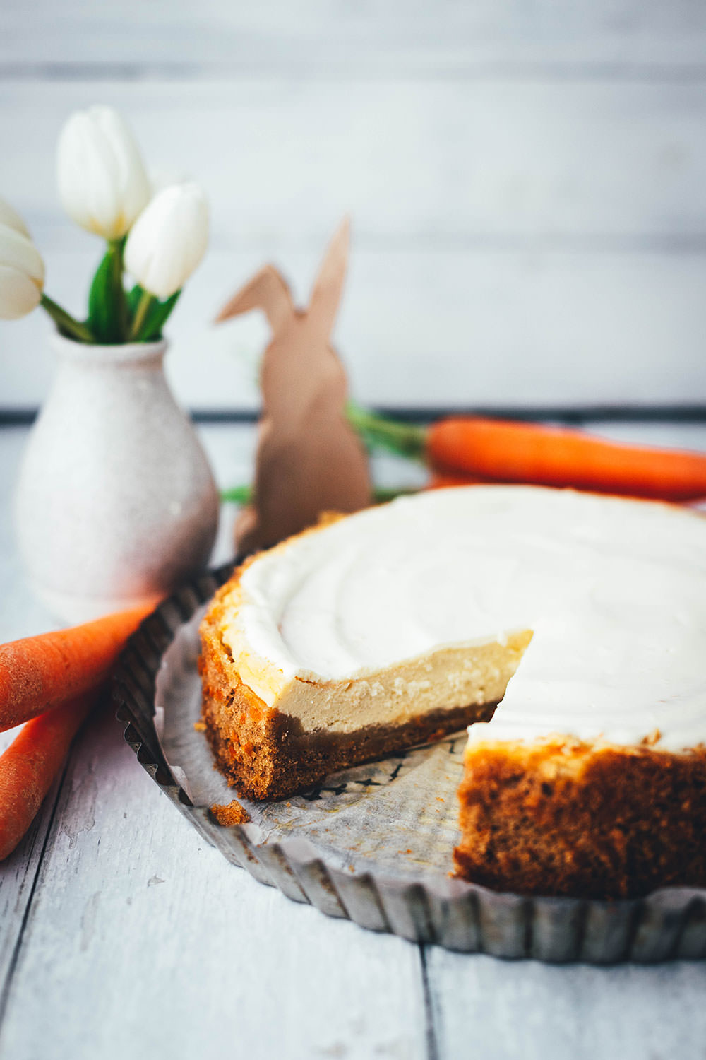 Mein leckerer Carrot Cake Cheesecake für die Oster-Feiertage vereint gleich zwei Klassiker in einem: cremigen Käsekuchen und saftigen Möhrenkuchen. Wer Rüblitorte mag und Cheesecake liebt, wird auch an diesem Kuchen nicht vorbei kommen. Schmeckt nicht nur zu Ostern! | moeyskitchen.com