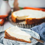 Mein leckerer Carrot Cake Cheesecake für die Oster-Feiertage vereint gleich zwei Klassiker in einem: cremigen Käsekuchen und saftigen Möhrenkuchen. Wer Rüblitorte mag und Cheesecake liebt, wird auch an diesem Kuchen nicht vorbei kommen. Schmeckt nicht nur zu Ostern! | moeyskitchen.com