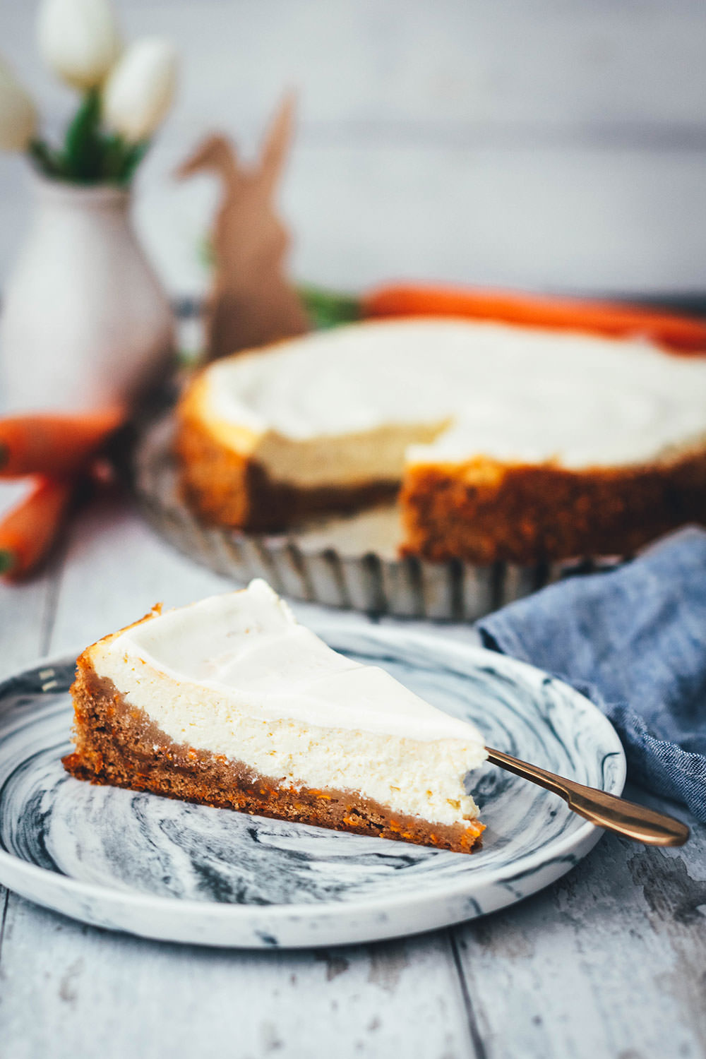 Mein leckerer Carrot Cake Cheesecake für die Oster-Feiertage vereint gleich zwei Klassiker in einem: cremigen Käsekuchen und saftigen Möhrenkuchen. Wer Rüblitorte mag und Cheesecake liebt, wird auch an diesem Kuchen nicht vorbei kommen. Schmeckt nicht nur zu Ostern! | moeyskitchen.com