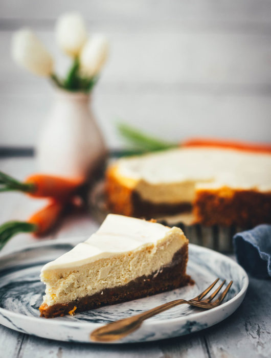 Mein leckerer Carrot Cake Cheesecake für die Oster-Feiertage vereint gleich zwei Klassiker in einem: cremigen Käsekuchen und saftigen Möhrenkuchen. Wer Rüblitorte mag und Cheesecake liebt, wird auch an diesem Kuchen nicht vorbei kommen. Schmeckt nicht nur zu Ostern! | moeyskitchen.com