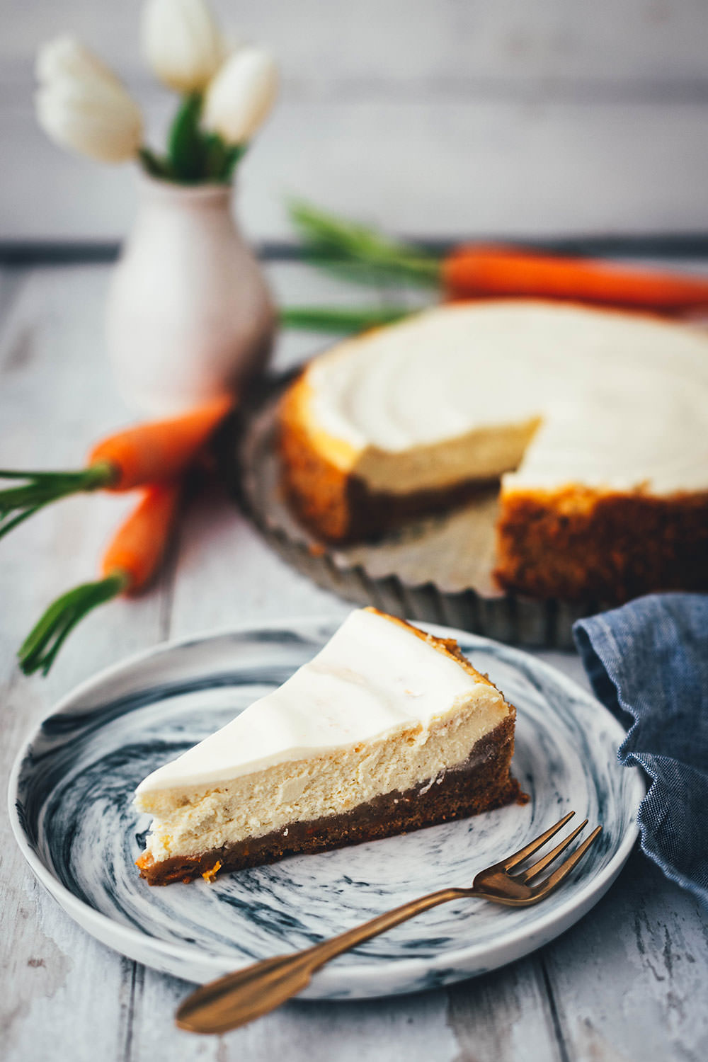 Mein leckerer Carrot Cake Cheesecake für die Oster-Feiertage vereint gleich zwei Klassiker in einem: cremigen Käsekuchen und saftigen Möhrenkuchen. Wer Rüblitorte mag und Cheesecake liebt, wird auch an diesem Kuchen nicht vorbei kommen. Schmeckt nicht nur zu Ostern! | moeyskitchen.com