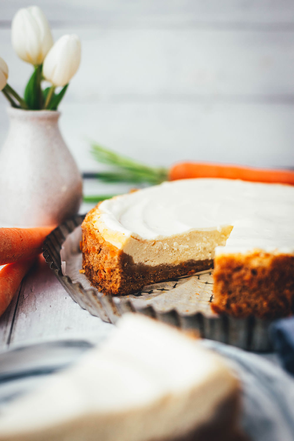 Mein leckerer Carrot Cake Cheesecake für die Oster-Feiertage vereint gleich zwei Klassiker in einem: cremigen Käsekuchen und saftigen Möhrenkuchen. Wer Rüblitorte mag und Cheesecake liebt, wird auch an diesem Kuchen nicht vorbei kommen. Schmeckt nicht nur zu Ostern! | moeyskitchen.com