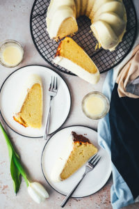 Rezept für saftigen Eierlikör-Kuchen mit weißer Schokoglasur. Das ist ein einfacher Rührkuchen mit Butter, Zucker und Eierlikör. Perfekt für Ostern oder einfach den nächsten Sonntag! | moeyskitchen.com