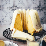 Rezept für saftigen Eierlikör-Kuchen mit weißer Schokoglasur. Das ist ein einfacher Rührkuchen mit Butter, Zucker und Eierlikör. Perfekt für Ostern oder einfach den nächsten Sonntag! | moeyskitchen.com