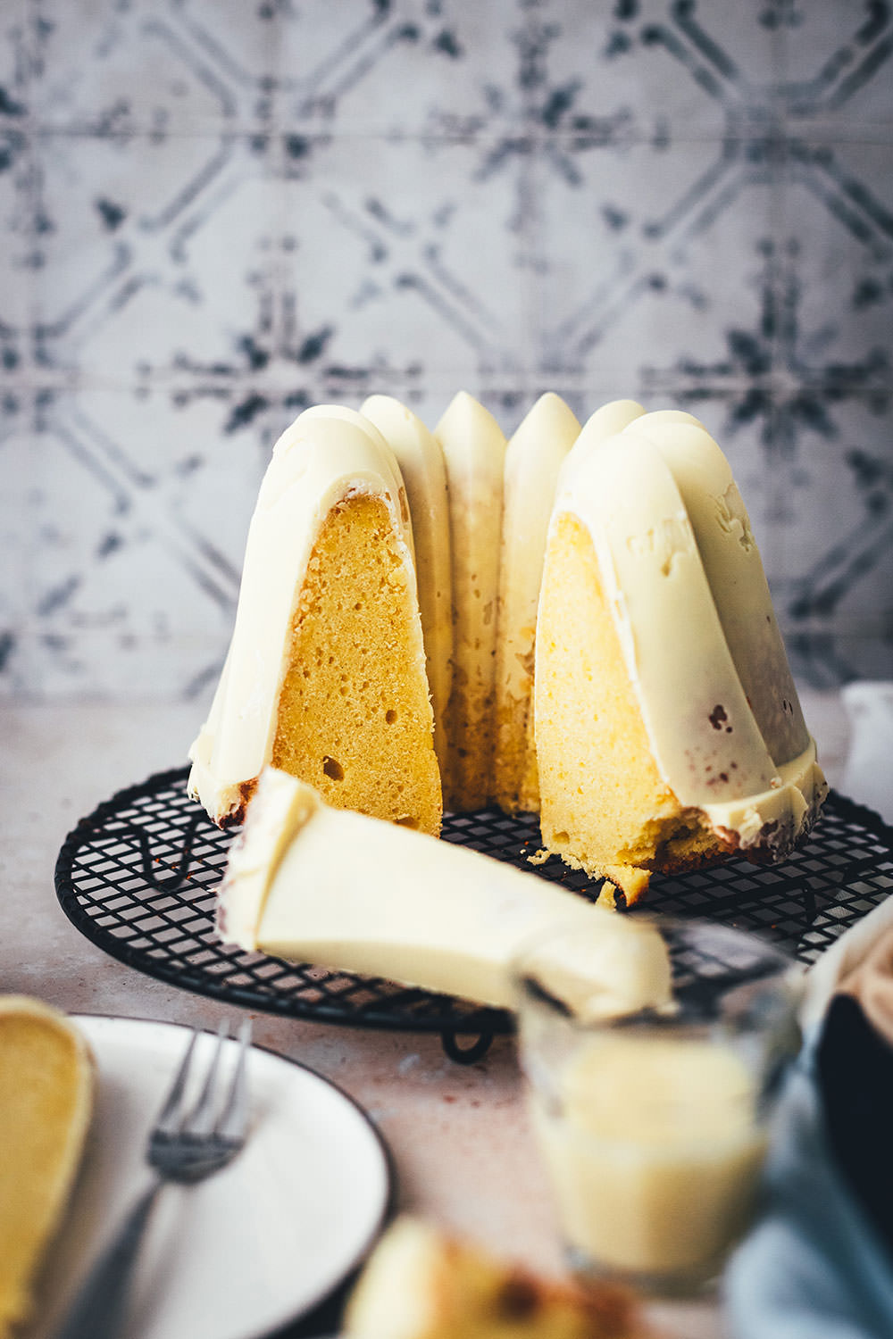Rezept für saftigen Eierlikör-Kuchen mit weißer Schokoglasur. Das ist ein einfacher Rührkuchen mit Butter, Zucker und Eierlikör. Perfekt für Ostern oder einfach den nächsten Sonntag! | moeyskitchen.com