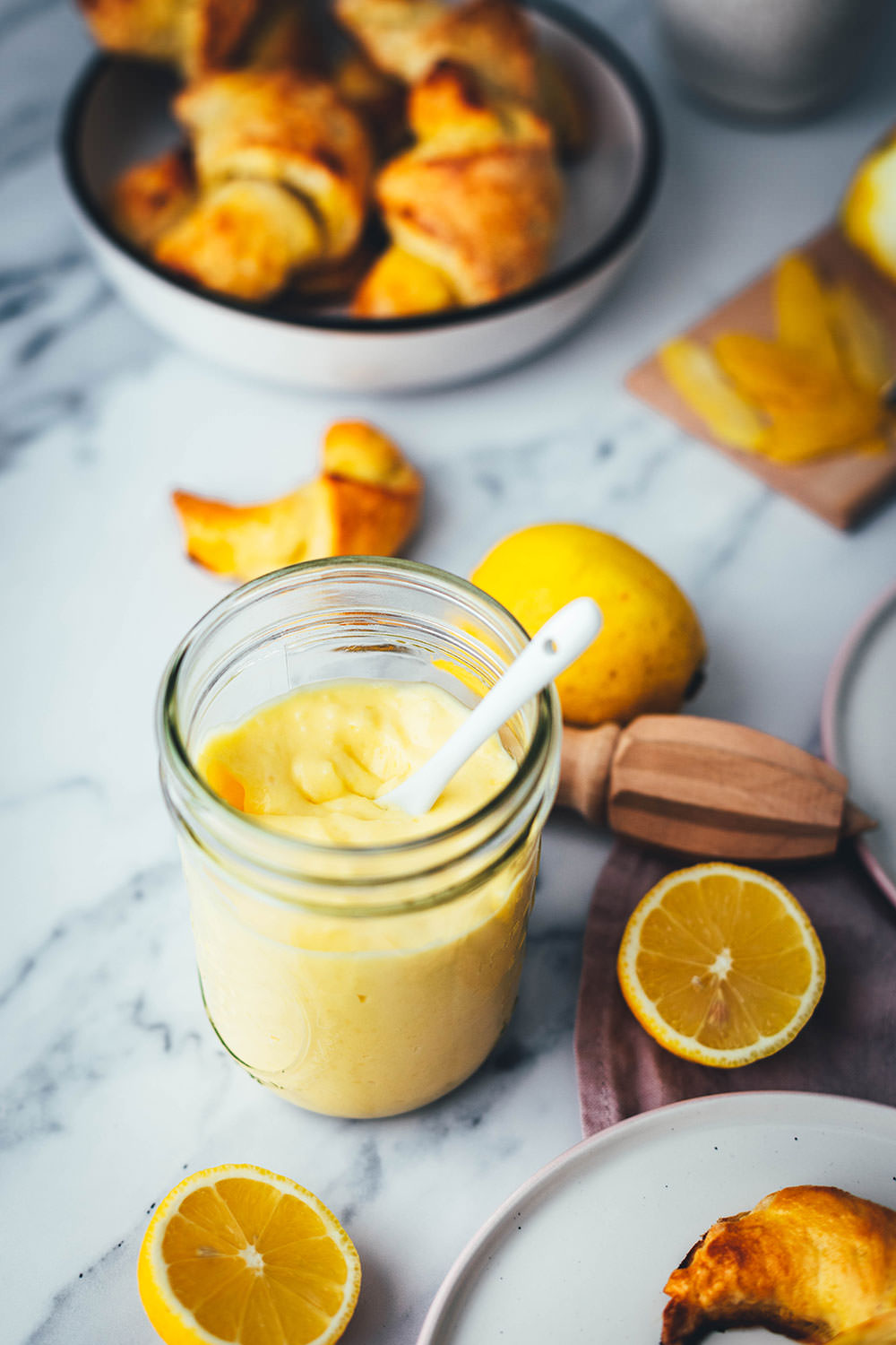 Rezept für blitzschnelle Lemon Curd Hörnchen. Einfache Frühstückshörnchen aus Quark-Öl-Teig, die ganz ohne Gehzeit gebacken werden. Dazu eine Füllung aus selbst gemachtem Lemon Curd mit ganzen Eiern. Unkompliziert im Thermomix zubereitet, mit Hinweis auf die Zubereitung ohne Thermomix. | moeyskitchen.com