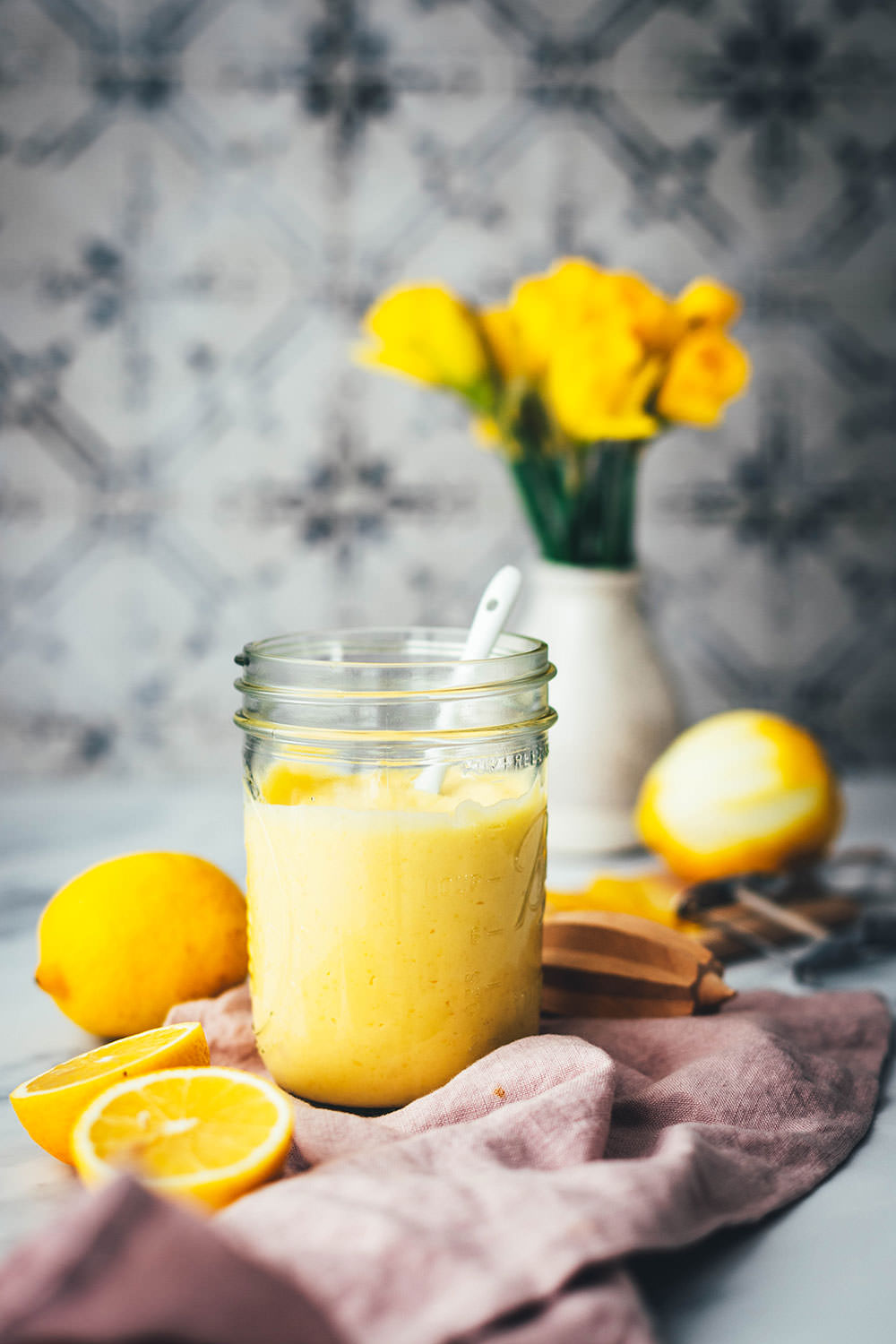 Rezept für blitzschnelle Lemon Curd Hörnchen. Einfache Frühstückshörnchen aus Quark-Öl-Teig, die ganz ohne Gehzeit gebacken werden. Dazu eine Füllung aus selbst gemachtem Lemon Curd mit ganzen Eiern. Unkompliziert im Thermomix zubereitet, mit Hinweis auf die Zubereitung ohne Thermomix. | moeyskitchen.com