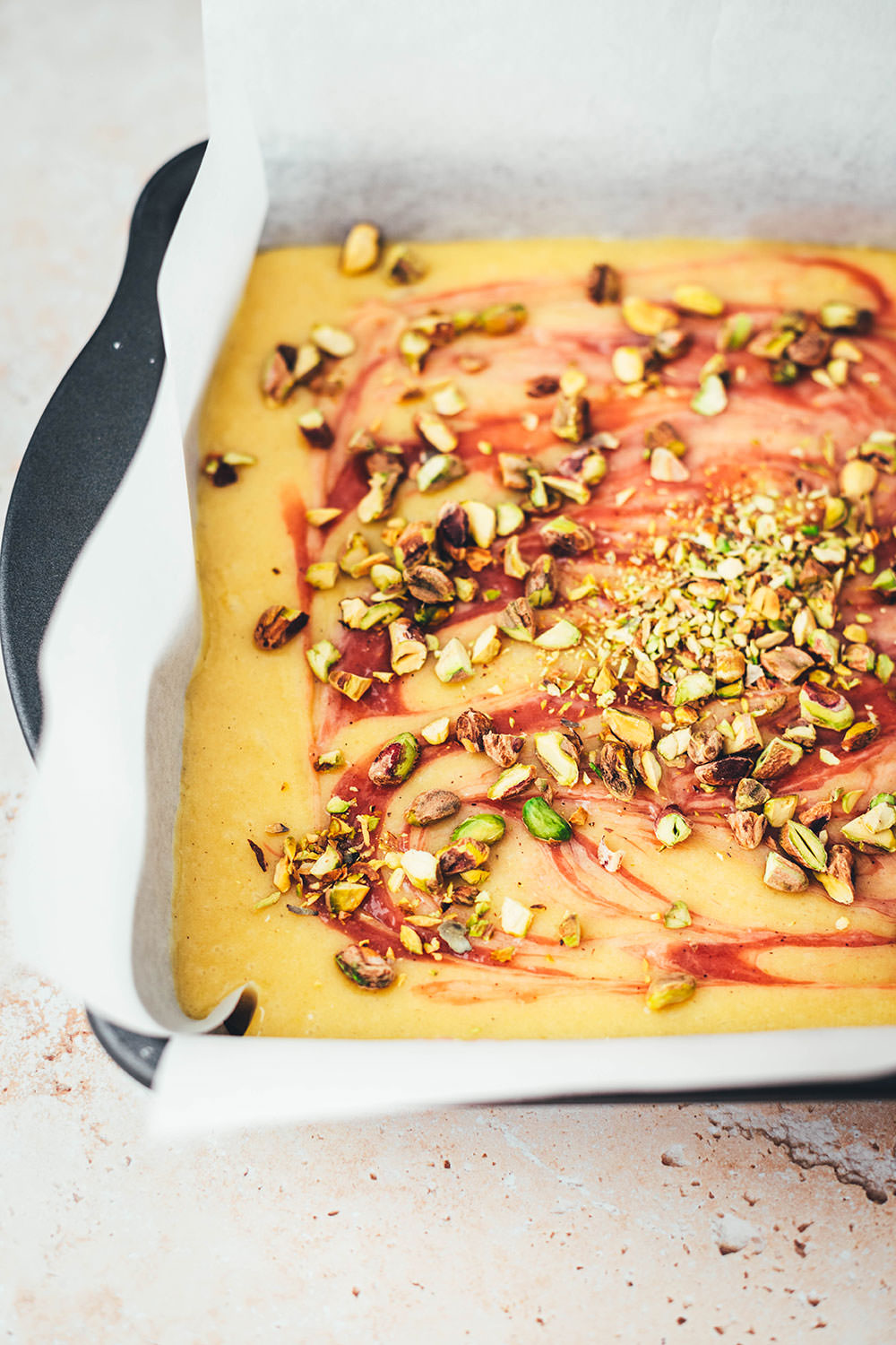 Jetzt ist die perfekte Zeit für leckeren Rhabarber-Kuchen gekommen. Hier gibt es heute deswegen eine neue Rezeptidee von mir: saftige Rhabarber-Blondies, die mit weißer Schokolade und knackigen Pistazien gebacken werden. Der Rhabarber wandert püriert und ohne Stückchen in die Blondies. So sorgt er nicht nur für einen hübschen Swirl, sondern schmeckt auch den Menschen, die sonst nicht die größten Rhabarber-Fans sind. | moeyskitchen.com