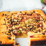 Jetzt ist die perfekte Zeit für leckeren Rhabarber-Kuchen gekommen. Hier gibt es heute deswegen eine neue Rezeptidee von mir: saftige Rhabarber-Blondies, die mit weißer Schokolade und knackigen Pistazien gebacken werden. Der Rhabarber wandert püriert und ohne Stückchen in die Blondies. So sorgt er nicht nur für einen hübschen Swirl, sondern schmeckt auch den Menschen, die sonst nicht die größten Rhabarber-Fans sind. | moeyskitchen.com