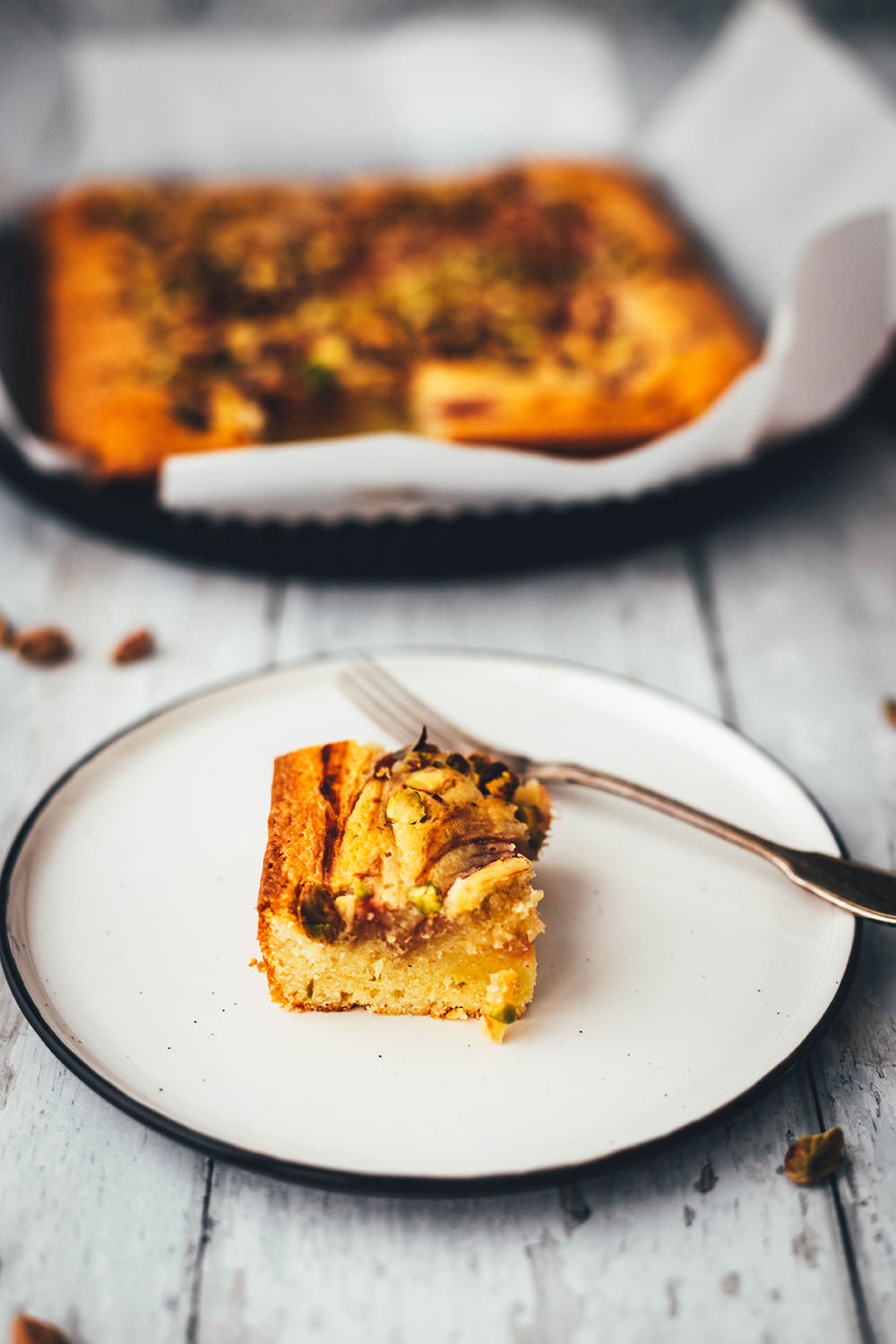 Jetzt ist die perfekte Zeit für leckeren Rhabarber-Kuchen gekommen. Hier gibt es heute deswegen eine neue Rezeptidee von mir: saftige Rhabarber-Blondies, die mit weißer Schokolade und knackigen Pistazien gebacken werden. Der Rhabarber wandert püriert und ohne Stückchen in die Blondies. So sorgt er nicht nur für einen hübschen Swirl, sondern schmeckt auch den Menschen, die sonst nicht die größten Rhabarber-Fans sind. | moeyskitchen.com
