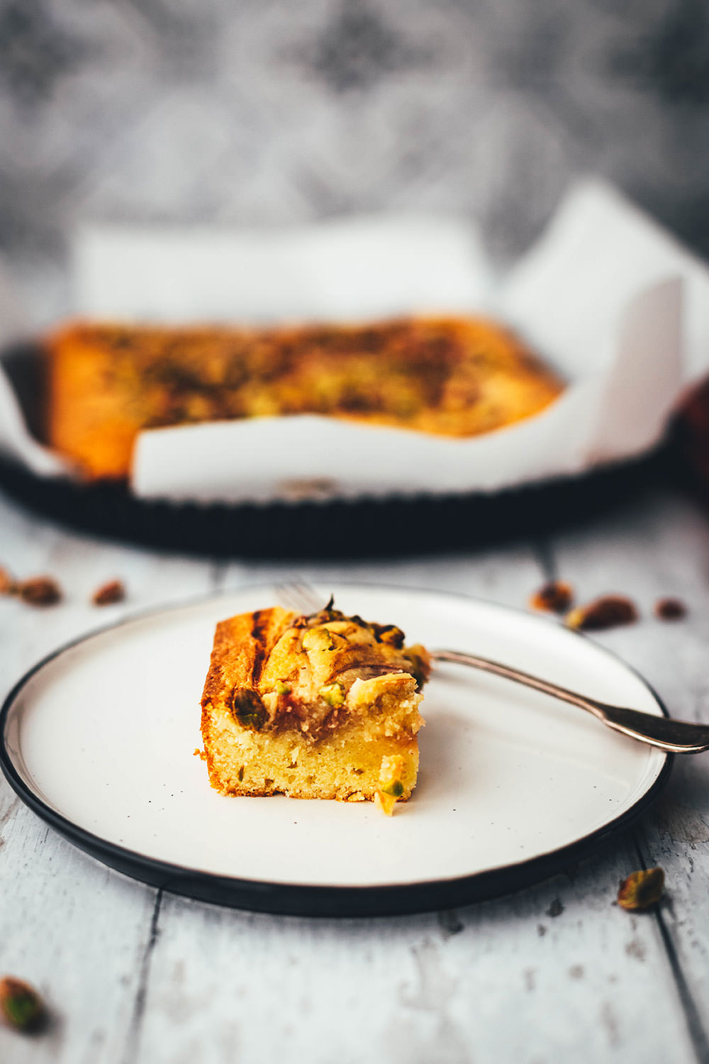 Jetzt ist die perfekte Zeit für leckeren Rhabarber-Kuchen gekommen. Hier gibt es heute deswegen eine neue Rezeptidee von mir: saftige Rhabarber-Blondies, die mit weißer Schokolade und knackigen Pistazien gebacken werden. Der Rhabarber wandert püriert und ohne Stückchen in die Blondies. So sorgt er nicht nur für einen hübschen Swirl, sondern schmeckt auch den Menschen, die sonst nicht die größten Rhabarber-Fans sind. | moeyskitchen.com