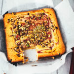 Jetzt ist die perfekte Zeit für leckeren Rhabarber-Kuchen gekommen. Hier gibt es heute deswegen eine neue Rezeptidee von mir: saftige Rhabarber-Blondies, die mit weißer Schokolade und knackigen Pistazien gebacken werden. Der Rhabarber wandert püriert und ohne Stückchen in die Blondies. So sorgt er nicht nur für einen hübschen Swirl, sondern schmeckt auch den Menschen, die sonst nicht die größten Rhabarber-Fans sind. | moeyskitchen.com