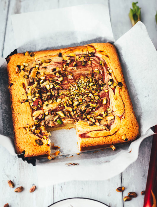 Jetzt ist die perfekte Zeit für leckeren Rhabarber-Kuchen gekommen. Hier gibt es heute deswegen eine neue Rezeptidee von mir: saftige Rhabarber-Blondies, die mit weißer Schokolade und knackigen Pistazien gebacken werden. Der Rhabarber wandert püriert und ohne Stückchen in die Blondies. So sorgt er nicht nur für einen hübschen Swirl, sondern schmeckt auch den Menschen, die sonst nicht die größten Rhabarber-Fans sind. | moeyskitchen.com