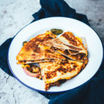 Rezept für saftige Cheeseburger Quesadillas! Das sind leckere Quesadillas mit einer Füllung aus Hackfleisch oder einer vegetarischen Hackfleisch-Alternative, reichlich Cheddar, roten Zwiebeln und Gewürzgurken. Blitzschnell zubereitet aus einfachen und ehrlichen Zutaten und so lecker! Als Vorspeise oder Hauptgericht und mit Dip serviert | moeyskitchen.com