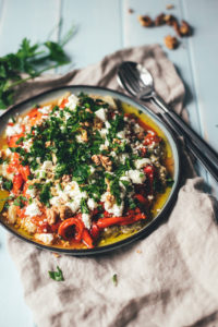 Rezept für gerösteten Auberginen-Paprika-Salat mit Walnüssen und Feta | aromatischer Sommersalat als Grillbeilage oder Mezze | moeyskitchen.com