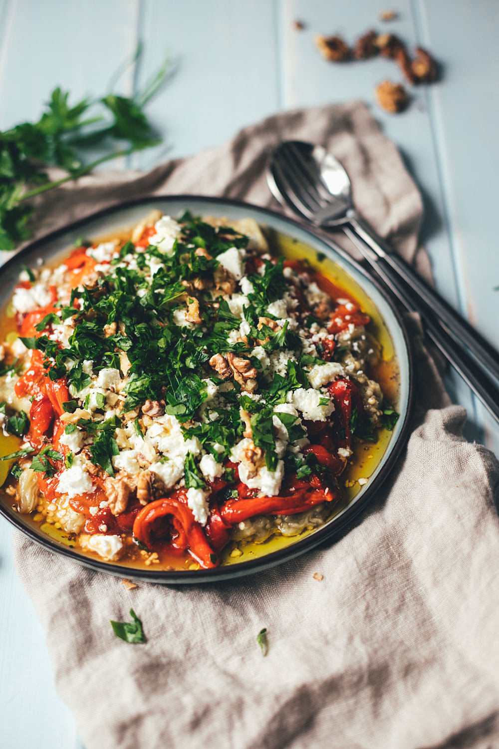 Rezept für gerösteten Auberginen-Paprika-Salat mit Walnüssen und Feta | aromatischer Sommersalat als Grillbeilage oder Mezze | moeyskitchen.com