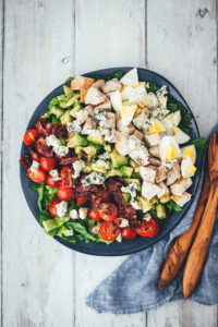 Rezept für kalifornischen Cobb Salad – typisch amerikanischer Salat mit Tomaten, Bacon, Ei, Hähnchenbrust, Avocado und Blauschimmelkäse. Ein sehr leckerer und sättigender Salat für Lunch und Abendessen | moeyskitchen.com