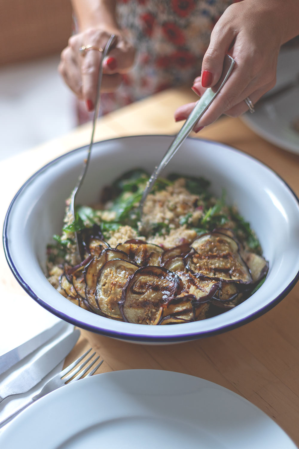 Rezept für sommerlichen Couscous-Salat mit Aubergine, Halloumi und Spinat | moeyskitchen.com