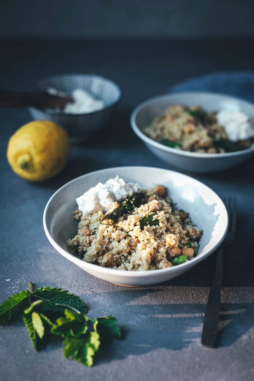 Rezept für Couscous-Salat mit gegrilltem grünem Spargel, Kichererbsen und Feta-Zitronen-Dip | leckere Frühlingsküche für Lunch, Dinner oder als Grillbeilage | moeyskitchen.com