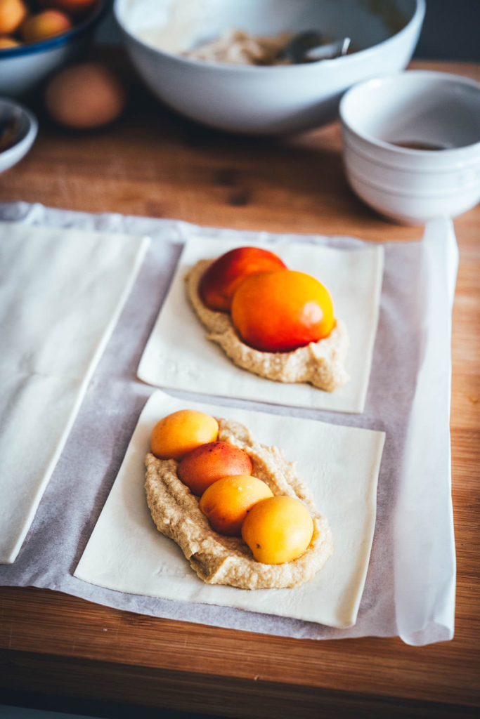 Rezept für blitzschnelle und super einfache Aprikosen-Teilchen mit Mandelcreme. Das ist einfacher Blätterteig mit frischen Aprikosen und einer Frangipane-Füllung. Schmeckt auch mit Aprikosen aus der Dose zu jeder Jahreszeit und ist einfach und schnell selbst gemacht. | moeyskitchen.com