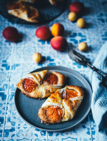 Rezept für blitzschnelle und super einfache Aprikosen-Teilchen mit Mandelcreme. Das ist einfacher Blätterteig mit frischen Aprikosen und einer Frangipane-Füllung. Schmeckt auch mit Aprikosen aus der Dose zu jeder Jahreszeit und ist einfach und schnell selbst gemacht. | moeyskitchen.com