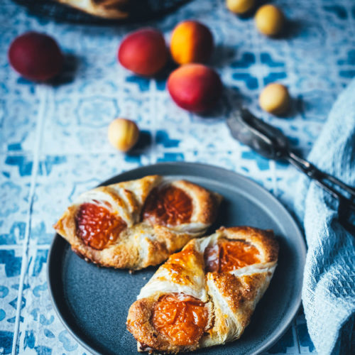 Rezept für blitzschnelle und super einfache Aprikosen-Teilchen mit Mandelcreme. Das ist einfacher Blätterteig mit frischen Aprikosen und einer Frangipane-Füllung. Schmeckt auch mit Aprikosen aus der Dose zu jeder Jahreszeit und ist einfach und schnell selbst gemacht. | moeyskitchen.com