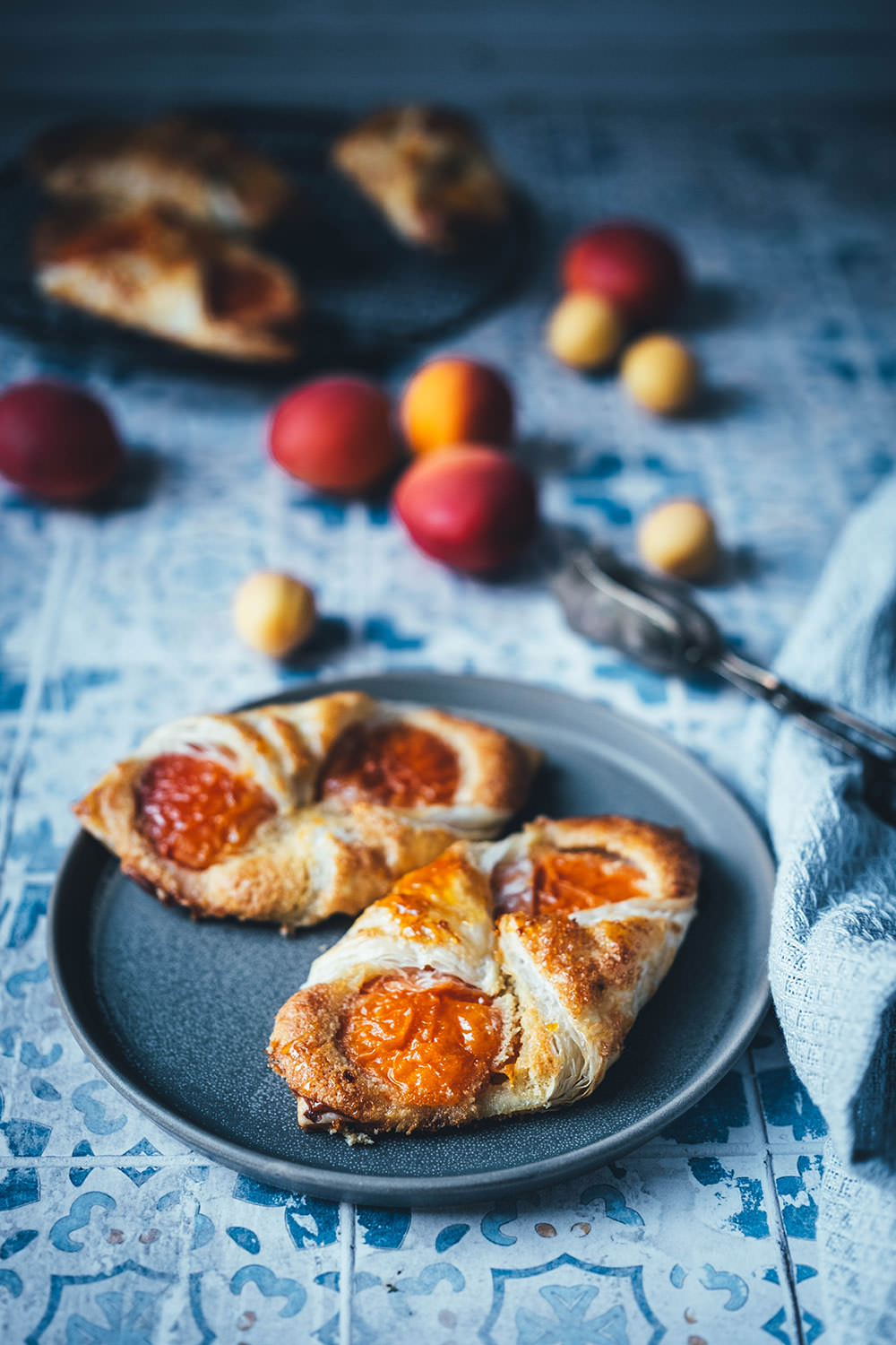 Rezept für blitzschnelle und super einfache Aprikosen-Teilchen mit Mandelcreme. Das ist einfacher Blätterteig mit frischen Aprikosen und einer Frangipane-Füllung. Schmeckt auch mit Aprikosen aus der Dose zu jeder Jahreszeit und ist einfach und schnell selbst gemacht. | moeyskitchen.com