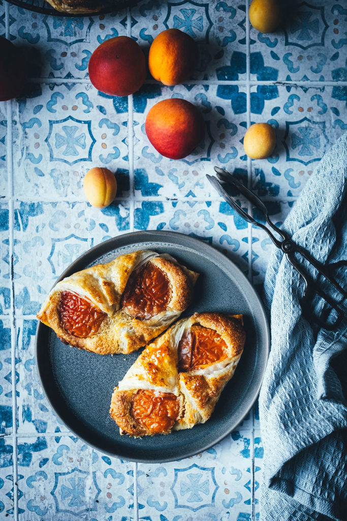 Rezept für blitzschnelle und super einfache Aprikosen-Teilchen mit Mandelcreme. Das ist einfacher Blätterteig mit frischen Aprikosen und einer Frangipane-Füllung. Schmeckt auch mit Aprikosen aus der Dose zu jeder Jahreszeit und ist einfach und schnell selbst gemacht. | moeyskitchen.com