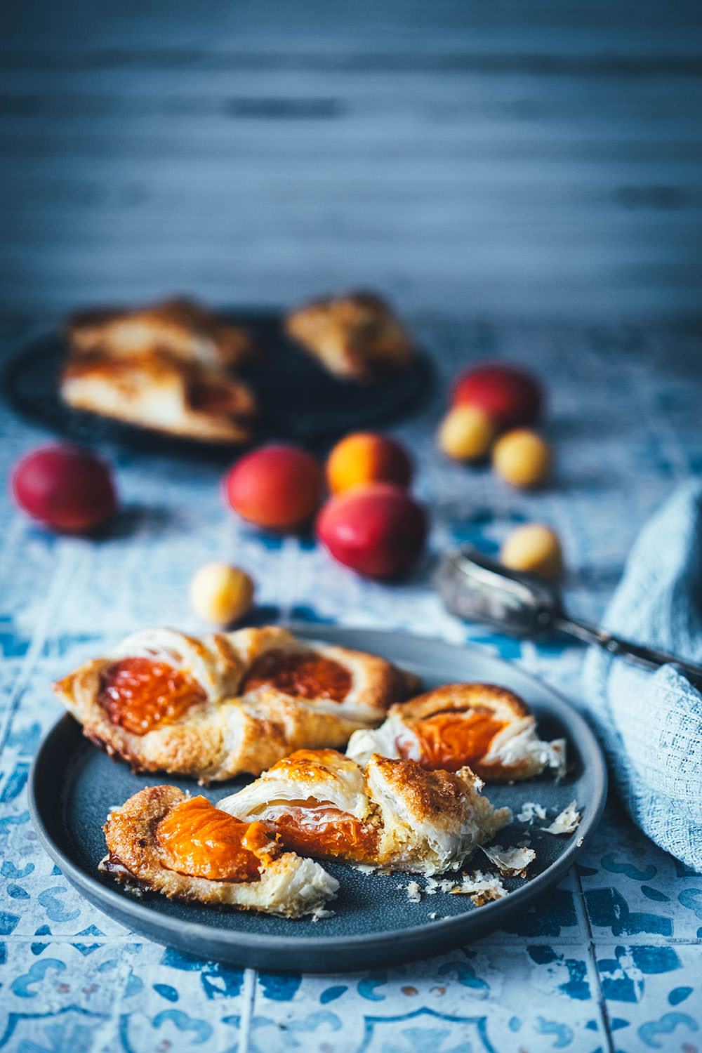 Rezept für blitzschnelle und super einfache Aprikosen-Teilchen mit Mandelcreme. Das ist einfacher Blätterteig mit frischen Aprikosen und einer Frangipane-Füllung. Schmeckt auch mit Aprikosen aus der Dose zu jeder Jahreszeit und ist einfach und schnell selbst gemacht. | moeyskitchen.com