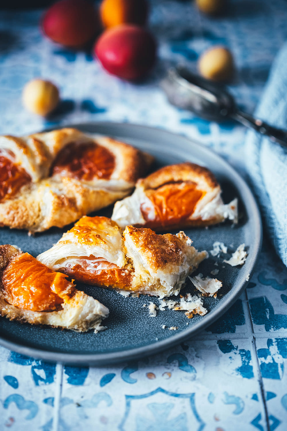 Rezept für blitzschnelle und super einfache Aprikosen-Teilchen mit Mandelcreme. Das ist einfacher Blätterteig mit frischen Aprikosen und einer Frangipane-Füllung. Schmeckt auch mit Aprikosen aus der Dose zu jeder Jahreszeit und ist einfach und schnell selbst gemacht. | moeyskitchen.com