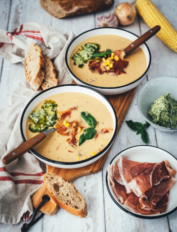 Rezept für sommerliche Mais-Suppe mit knusprigem Parmaschinken und würziger Basilikum-Butter mit Chili und Knoblauch. Einfache Produkte verbinden sich zu geschmacksintensiven Aromen – perfekt für die schnelle Feierabendküche. | moeyskitchen.com