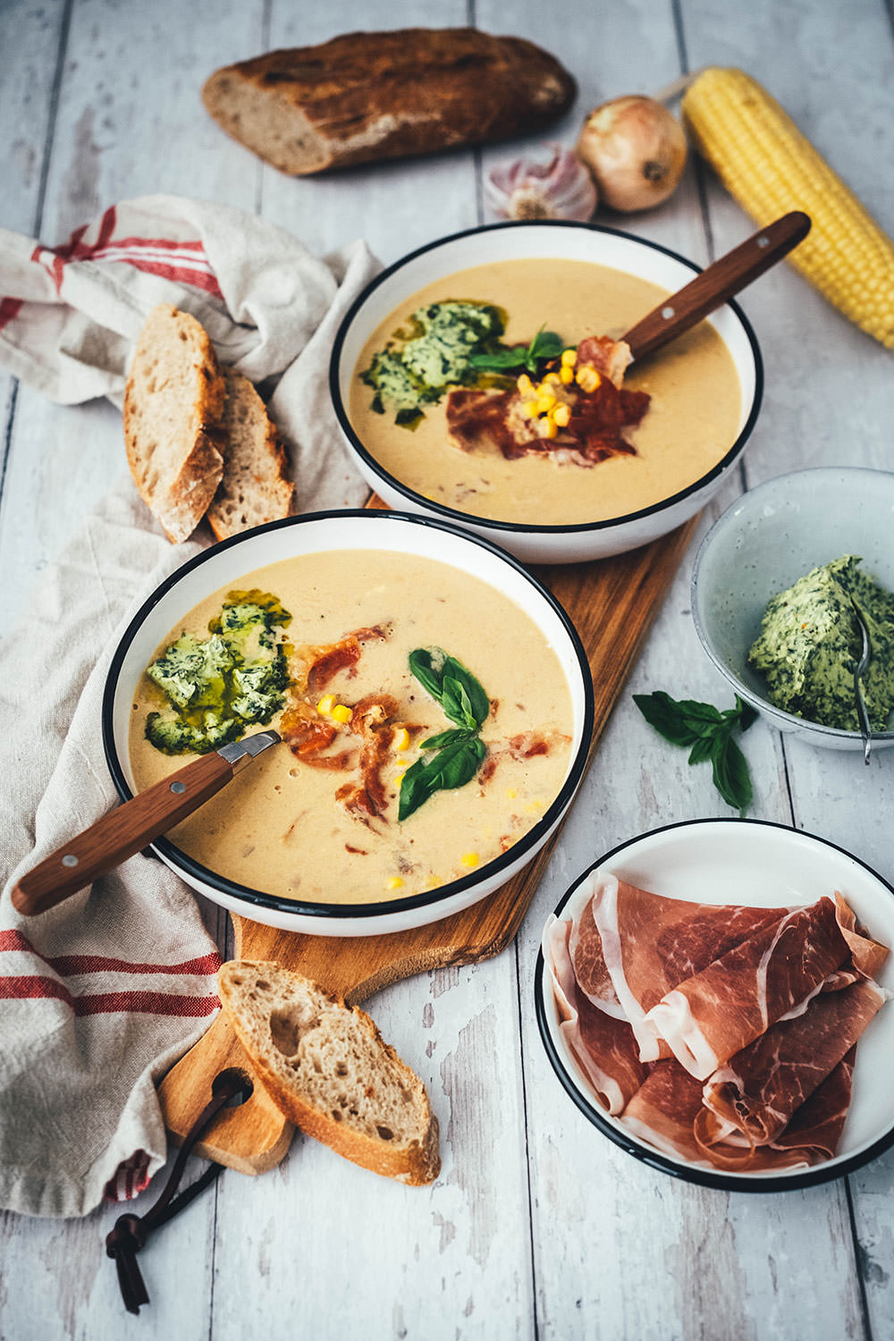 Rezept für sommerliche Mais-Suppe mit knusprigem Parmaschinken und würziger Basilikum-Butter mit Chili und Knoblauch. Einfache Produkte verbinden sich zu geschmacksintensiven Aromen – perfekt für die schnelle Feierabendküche. | moeyskitchen.com