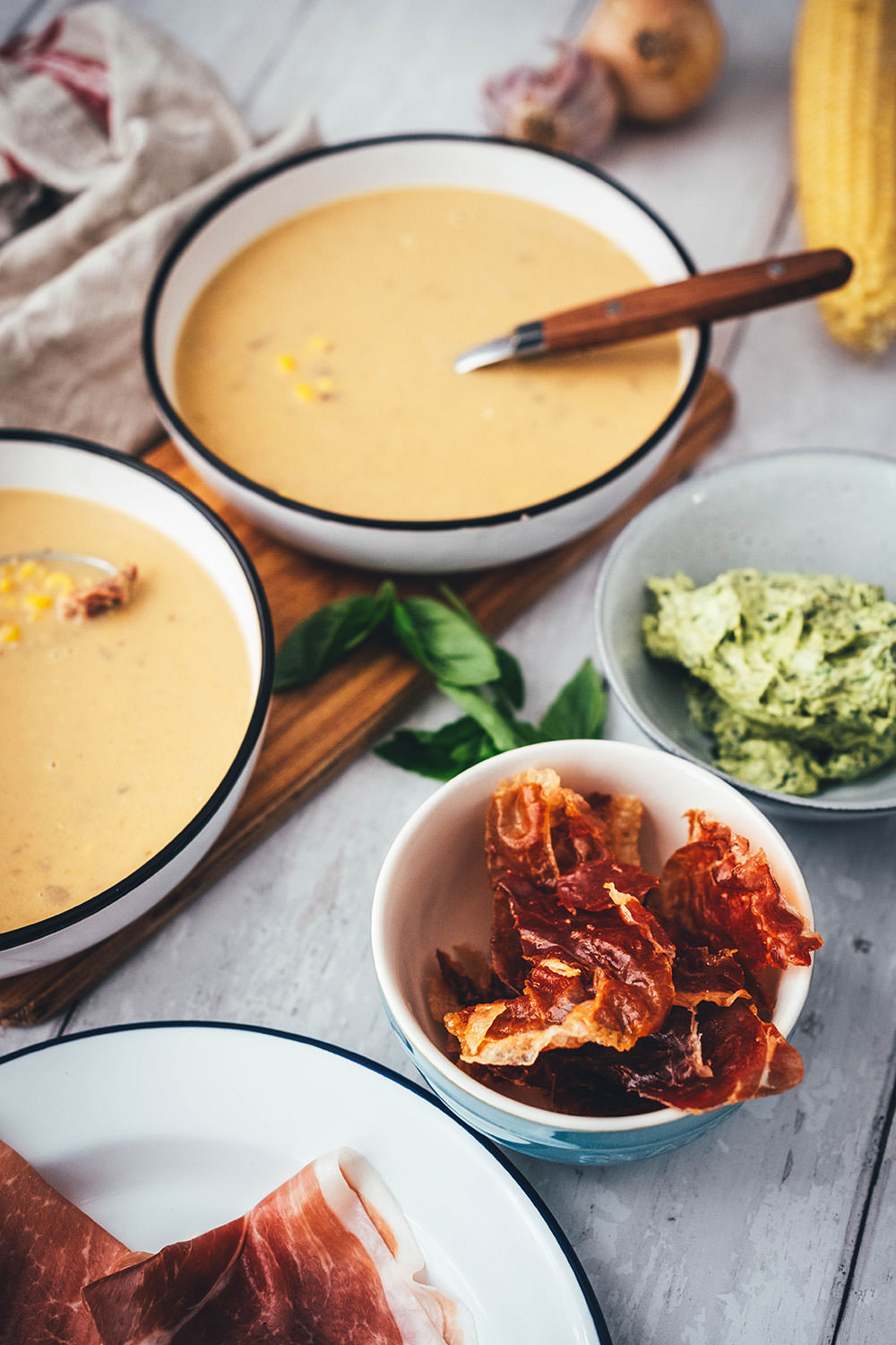 Rezept für sommerliche Mais-Suppe mit knusprigem Parmaschinken und würziger Basilikum-Butter mit Chili und Knoblauch. Einfache Produkte verbinden sich zu geschmacksintensiven Aromen – perfekt für die schnelle Feierabendküche. | moeyskitchen.com