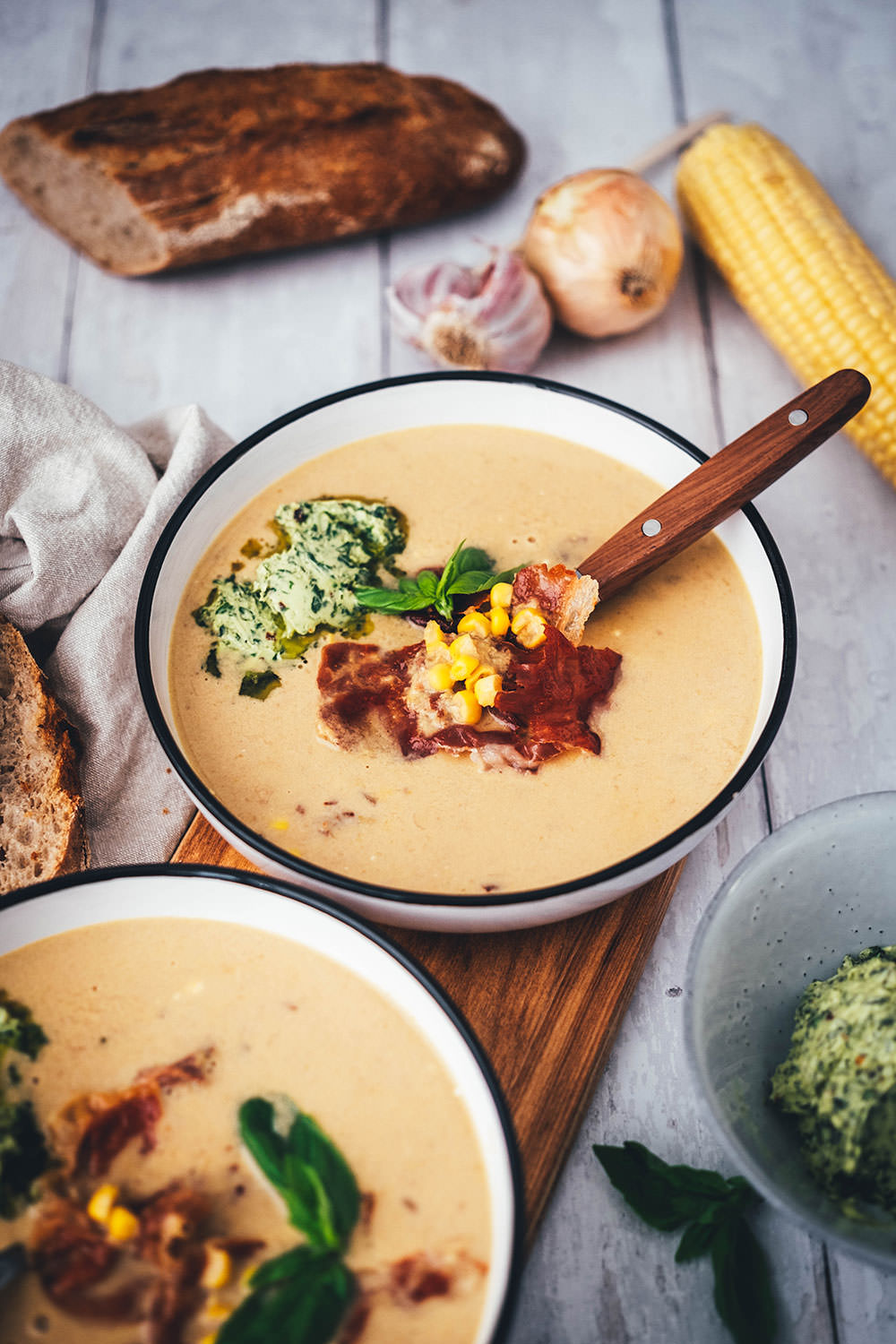 Leckere Mais-Suppe mit Parmaschinken und würziger Basilikum-Butter ...