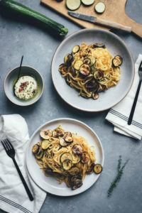 Rezept für Pasta mit Zucchini aus dem Ofen, Balsamico und Ziegenfrischkäse serviert. Die perfekte Sommer-Pasta! | moeyskitchen.com
