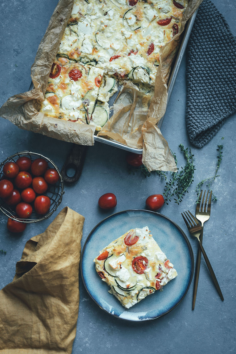 Rezept für Sommer-Frittata mit Zucchini, Tomaten und Feta | perfekt für die schnelle Feierabendküche im Sommer | moeyskitchen.com