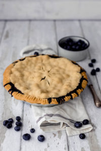 Rezept für saftigen Blueberry Pie – amerikanischer Blaubeerkuchen. Ein leckerer Heidelbeerkuchen mit frischen Beeren. Der perfekte Obstkuchen für den Sommer, mit Schlagsahne oder Vanilleeis serviert | moeyskitchen.com
