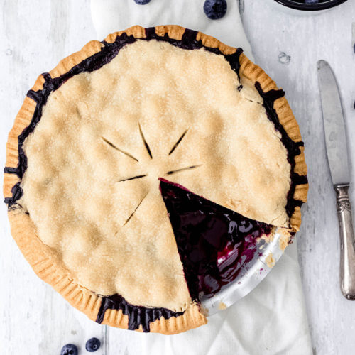 Rezept für saftigen Blueberry Pie – amerikanischer Blaubeerkuchen. Ein leckerer Heidelbeerkuchen mit frischen Beeren. Der perfekte Obstkuchen für den Sommer, mit Schlagsahne oder Vanilleeis serviert | moeyskitchen.com