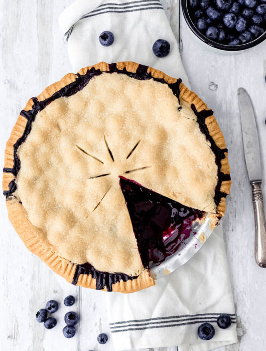 Rezept für saftigen Blueberry Pie – amerikanischer Blaubeerkuchen. Ein leckerer Heidelbeerkuchen mit frischen Beeren. Der perfekte Obstkuchen für den Sommer, mit Schlagsahne oder Vanilleeis serviert | moeyskitchen.com