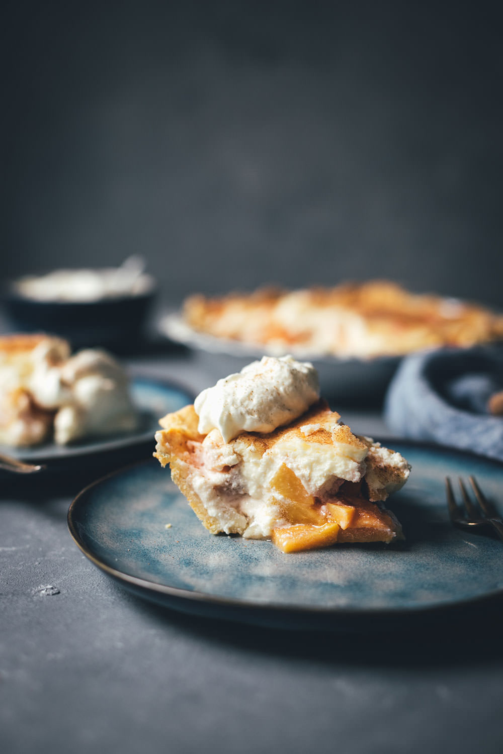 Peaches and Cream Pie – saftiger Pfirsichkuchen mit Tarte-Boden, frischen Pfirsichen und Frischkäse-Guss mit Zimt | moeyskitchen.com