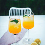 Rezept für Pfirsich-Maracuja-Spritz. Das ist ein leckerer Sektcocktail mit Pfirsichlikör und Maracuja-Nektar. Ganz einfach und ohne Bar-Equipment angerührt und ein toller Drink für den Spätsommer | moeyskitchen.com