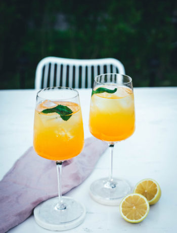 Rezept für Pfirsich-Maracuja-Spritz. Das ist ein leckerer Sektcocktail mit Pfirsichlikör und Maracuja-Nektar. Ganz einfach und ohne Bar-Equipment angerührt und ein toller Drink für den Spätsommer | moeyskitchen.com